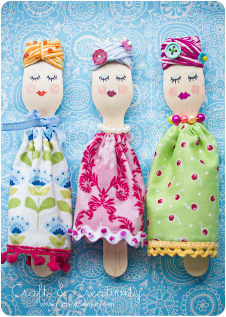 Tres tenedores de madera convertidos en muñecas