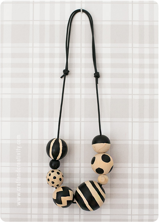 Halsband med målade träpärlor av Craft & Creativity